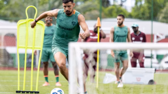 Nonato com a camisa do Fluminense em treinamento no CT Carlos Castilho.