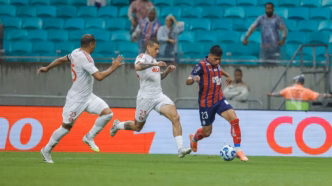 Bernabei, lateral do Internacional, em ação durante partida contra o Bahia.