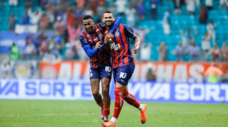 Jean Lucas e Willian José comemoram gol do Bahia contra o Internacional no Brasileirão.