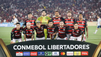 Jogadores do Flamengo em campo, prontos para a partida contra o Racing pela Libertadores.