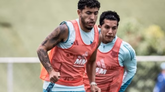 Lateral William do Cruzeiro em treino na Toca da Raposa, pronto para ser titular contra o Palmeiras.