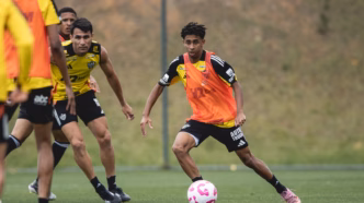 Walisson Mosquito em treino profissional do Atlético-MG, com a bola nos pés e expressão concentrada.