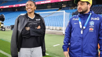 Kerolin assiste ao treino da Seleção Brasileira feminina em Manchester com o Manchester City.