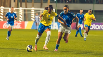 Seleção Brasileira feminina sub-17 em campo contra a Itália.