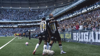 Jogadores do Atlético-MG comemoram gol de Alan Franco contra o Ceará na Arena MRV.