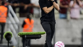 Filipe Luís, técnico do Flamengo, em concentração durante a partida contra o Fortaleza pela 30ª rodada do Brasileirão.