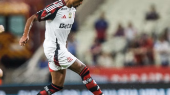 Bruno Henrique em campo durante partida do Flamengo contra o Fortaleza pela 30ª rodada do Campeonato Brasileiro.