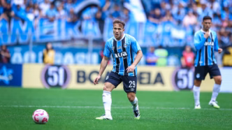 Arthur com a camisa do Grêmio em campo durante partida.