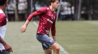 Rafael Tolói em treinamento com bola pelo São Paulo após recuperação de lesão na coxa esquerda.