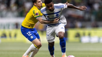 Arroyo em ação no jogo entre Cruzeiro e Palmeiras pelo Campeonato Brasileiro.