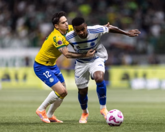 Arroyo em ação no jogo entre Cruzeiro e Palmeiras pelo Campeonato Brasileiro.