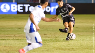 Pedro Henrique, volante do Paysandu, em ação pela equipe.