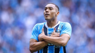 Vista geral do gramado durante partida do Grêmio no Brasileirão.