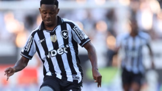 Jeffinho com a camisa do Botafogo em partida contra o Santos pelo Brasileirão 2025.