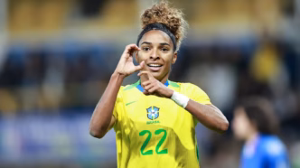 Luany comemora gol da Seleção Brasileira Feminina contra a Itália em amistoso.