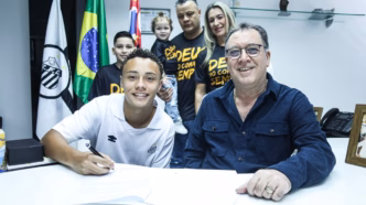 Vinícius Rocha comemora assinatura de primeiro contrato profissional com o Santos FC