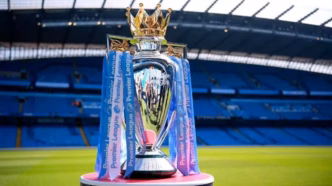 Troféu da Premier League exposto em um estádio.