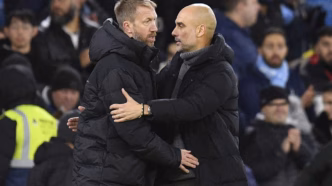 Graham Potter, ex-técnico do Chelsea, sorri para a câmera.