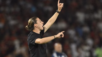 Filipe Luís comanda treino do Flamengo durante a Data Fifa com elenco completo.