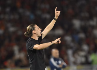 Filipe Luís comanda treino do Flamengo durante a Data Fifa com elenco completo.