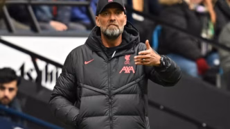 Henrikh Mkhitaryan em ação pelo Borussia Dortmund, com Klopp no fundo.