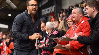 Ryan Reynolds, um dos donos do Wrexham AFC, em evento.