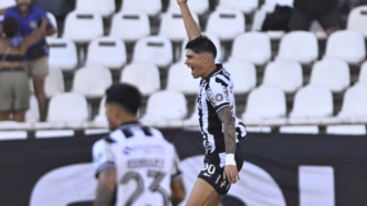 Joaquín Correa comemora gol pelo Botafogo em partida contra o Santos pelo Campeonato Brasileiro.