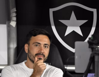 Davide Ancelotti em campo durante partida do Botafogo, com foco na vitória e na busca pelo G-4 no Brasileirão.