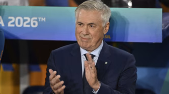 Carlo Ancelotti com a Seleção Brasileira em campo, em foto de André Durão.