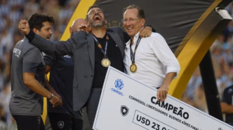Artur Jorge e John Textor comemoram título do Botafogo na Libertadores.