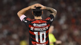 Arrascaeta, jogador do Flamengo, em ação durante partida do Brasileirão.