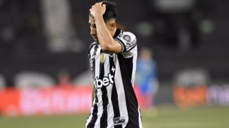 Savarino lamenta em campo durante partida do Botafogo.