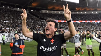 Fernando Diniz comemora vitória do Vasco contra o Fluminense, em partida válida pelo Brasileirão.