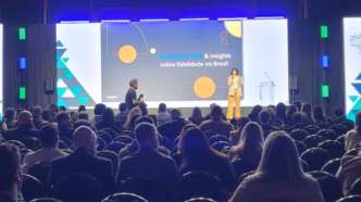 Executivos de empresas como Amazon participam do 8º Fórum da ABEMF em São Paulo, discutindo o mercado de fidelização.