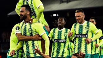 AEK Larnaca comemora vitória contra o Crystal Palace na Conference League.