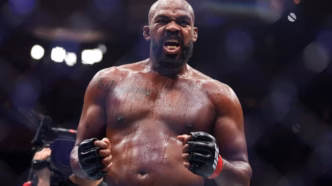 Jon Jones em combate, com foco em sua carreira no UFC e casos de doping.