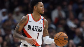 Deni Avdija em ação pelo Portland Trail Blazers na vitória sobre os Golden State Warriors.
