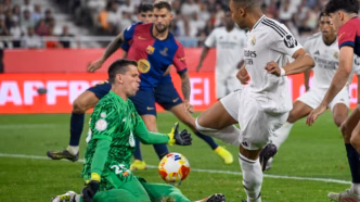Jogadores do Real Madrid e Barcelona em campo durante um clássico espanhol.