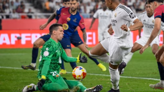 Real Madrid e Barcelona em campo pela La Liga.