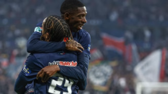 Bradley Barcola e Ousmane Dembélé comemorando gol do PSG em partida recente.