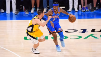 Jogadores da NBA em ação, destacando a expansão da liga para a Europa.
