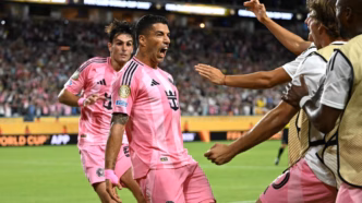 Luis Suárez comemora gol pelo Inter Miami, atingindo 600 gols na carreira, contra o Atlanta United na MLS.