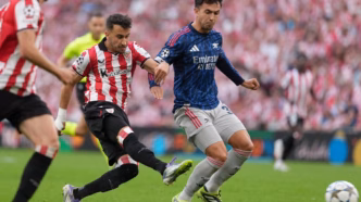Alex Berenguer, do Athletic Bilbao, em disputa de bola na Champions League.