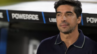 Abel Ferreira em partida do Palmeiras pela Libertadores, com foco na estratégia do treinador.
