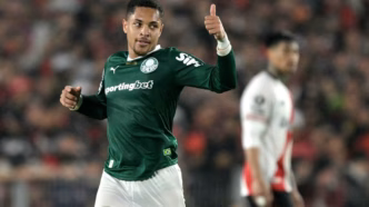 Vitor Roque em ação no jogo entre LDU e Palmeiras pela Libertadores