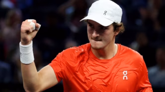 João Fonseca em ação na Laver Cup, comemora ponto em partida.