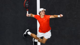 João Fonseca em ação no tênis durante a Laver Cup, importante torneio da modalidade.