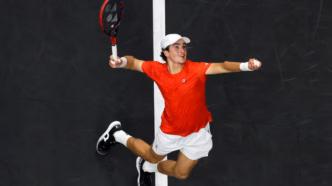 João Fonseca em ação durante partida da Laver Cup.