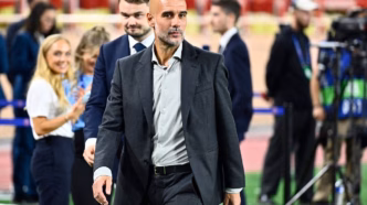 Pep Guardiola comandando o Manchester City em partida contra o Monaco.