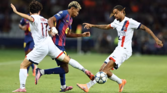 Lamine Yamal disputa bola com Vitinha e Bradley Barcola em Barcelona x PSG pela Champions League.